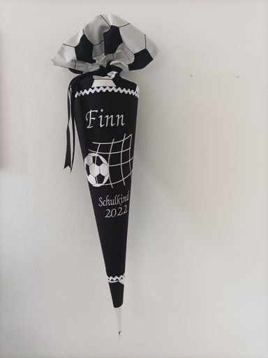 Schultüte aus Baumwollstoff, Fußball im Netz als Stickmotiv, mit Namen
