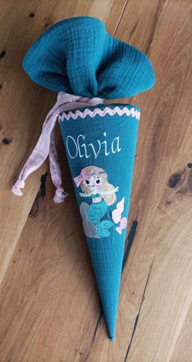 Kita Tüte aus Musselin auf 35 cm Papprohling. Farbe Petrol. Motiv Meerjungfrau. Mit Namensstickerei