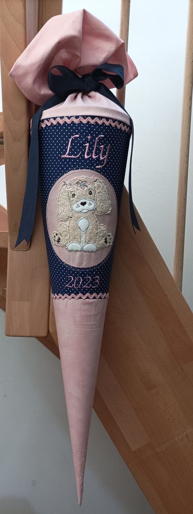 Schultüte aus 100% Baumwolle auf einem 70cm Papprohling. Hier mit Hundewelpen Applikation aus beige farbenem Frotteestoff.